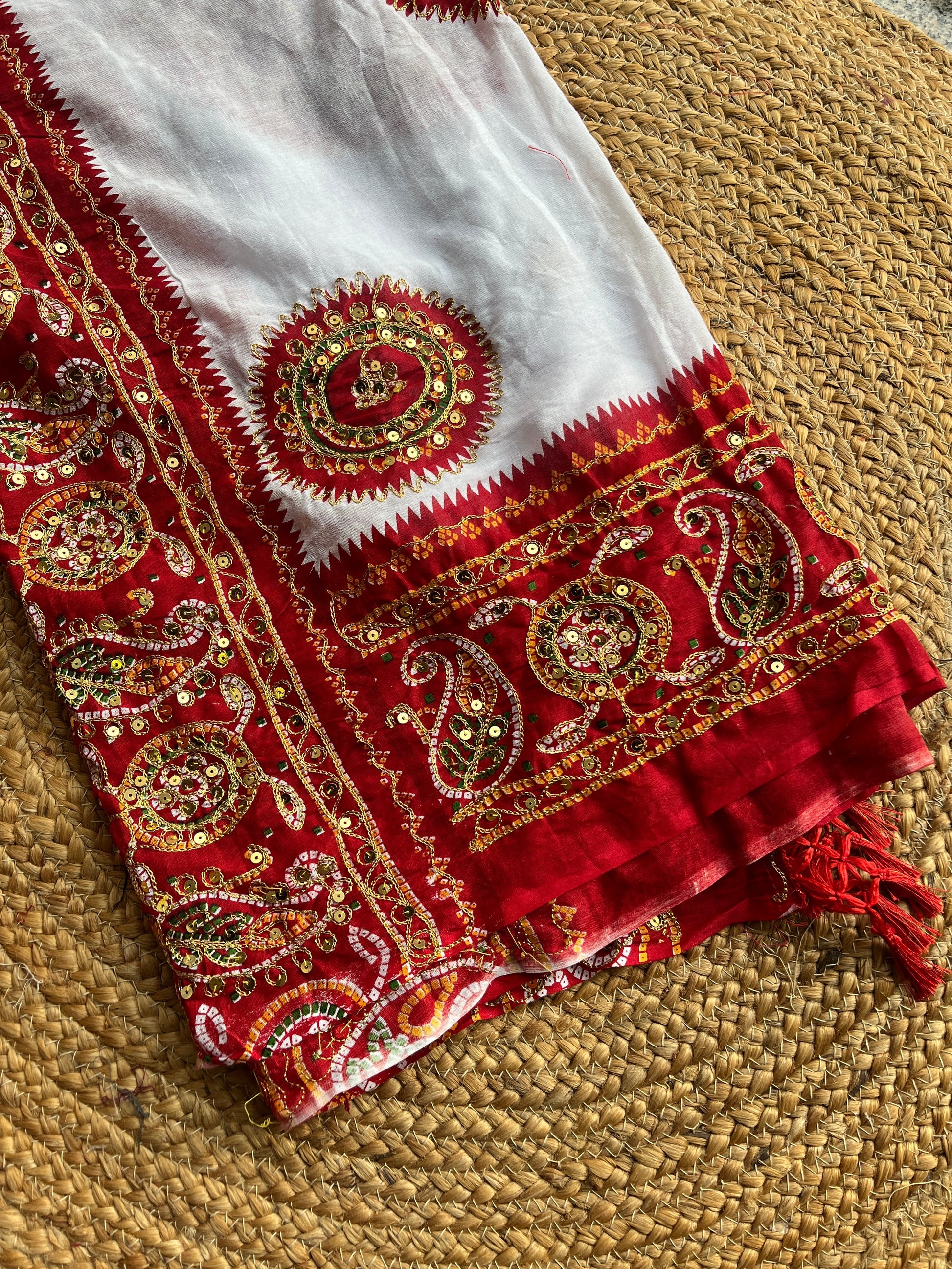 RED AND WHITE VINTAGE DUPATTA HANDMADEAHOLIC BY MISHKA