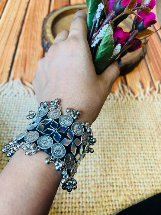 BLACK MIRROR AND GINNI HAND CUFFS HANDMADEAHOLIC BY MISHKA