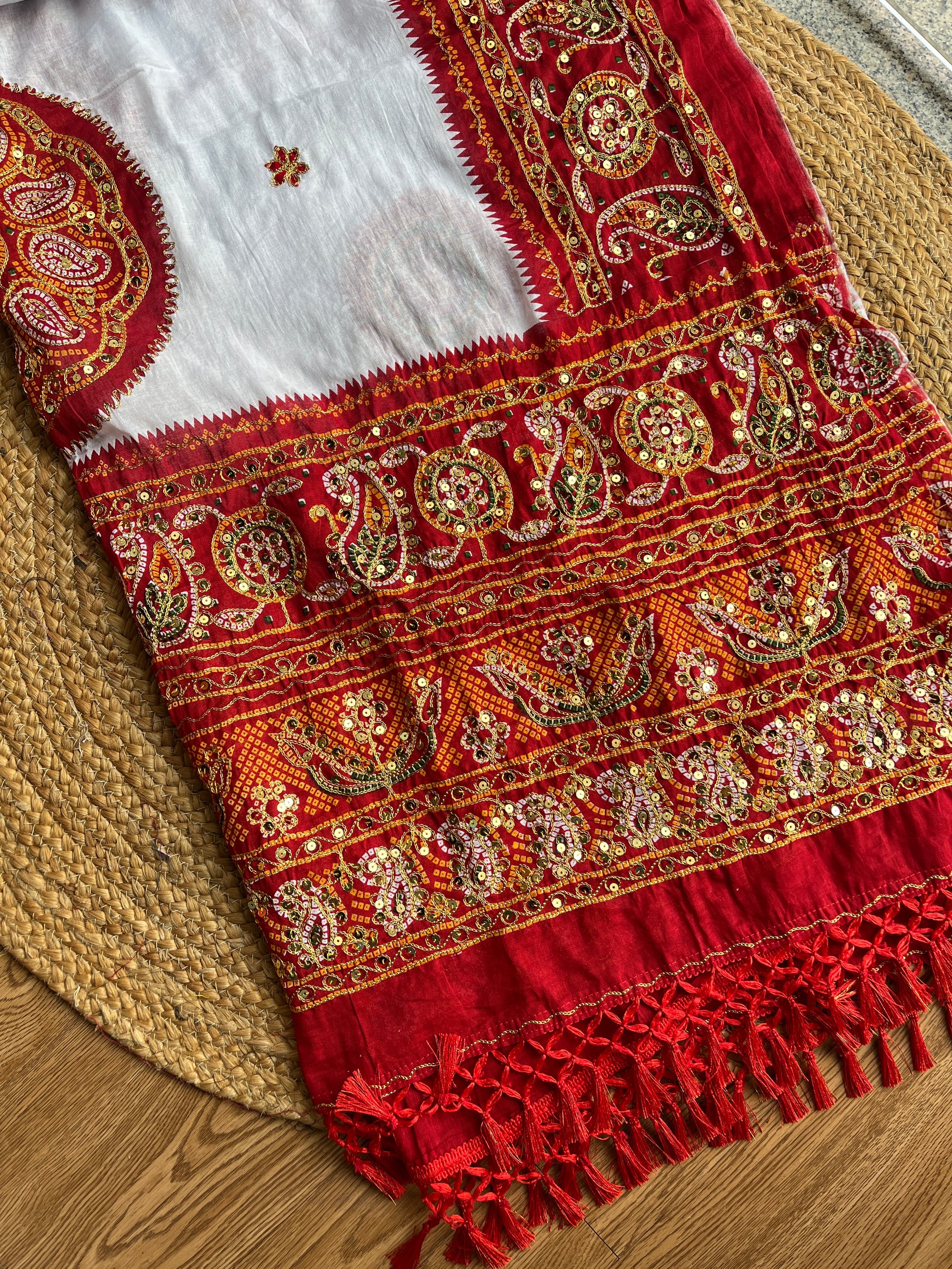 RED AND WHITE VINTAGE DUPATTA HANDMADEAHOLIC BY MISHKA