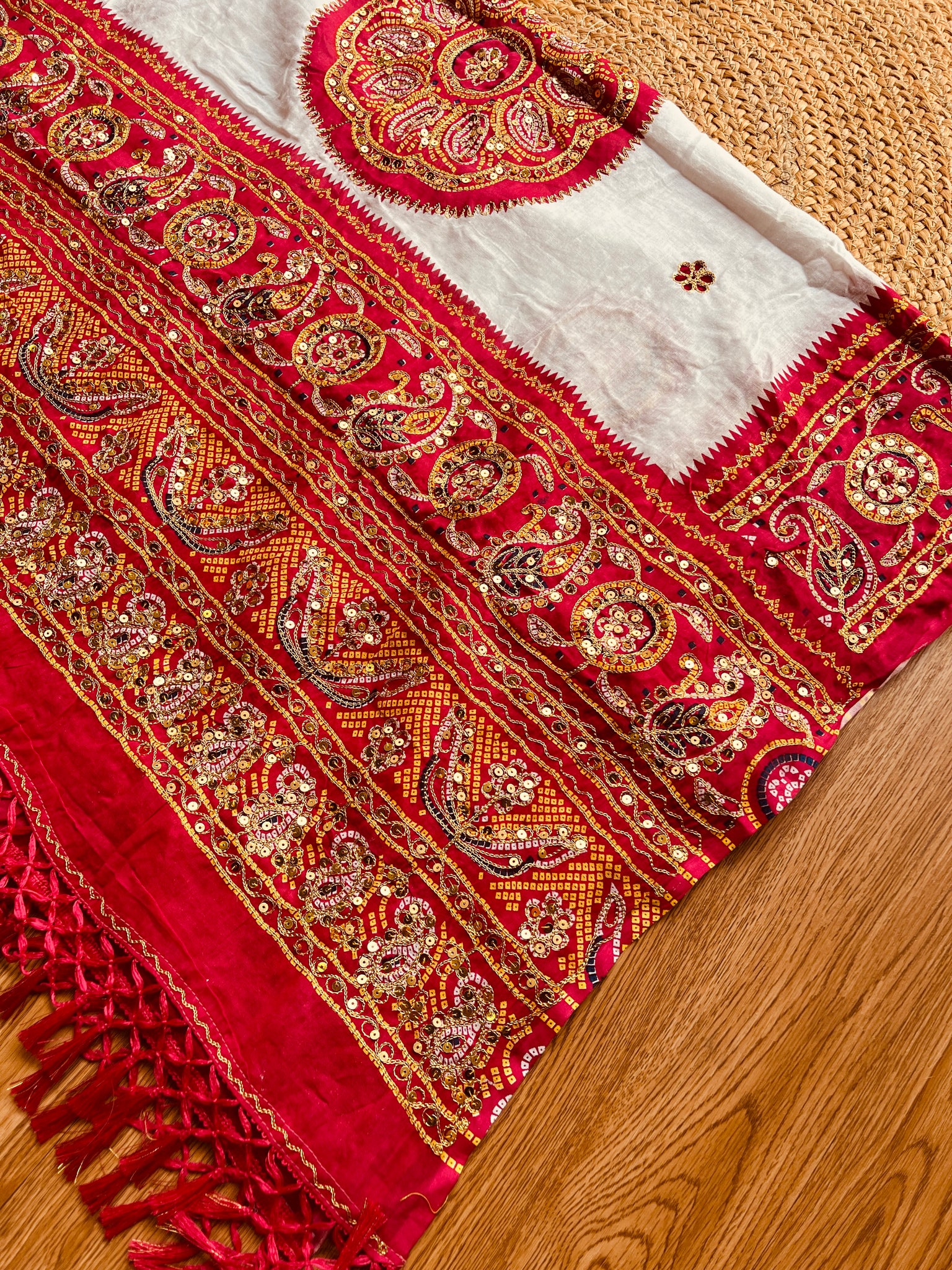 RED AND WHITE VINTAGE DUPATTA HANDMADEAHOLIC BY MISHKA