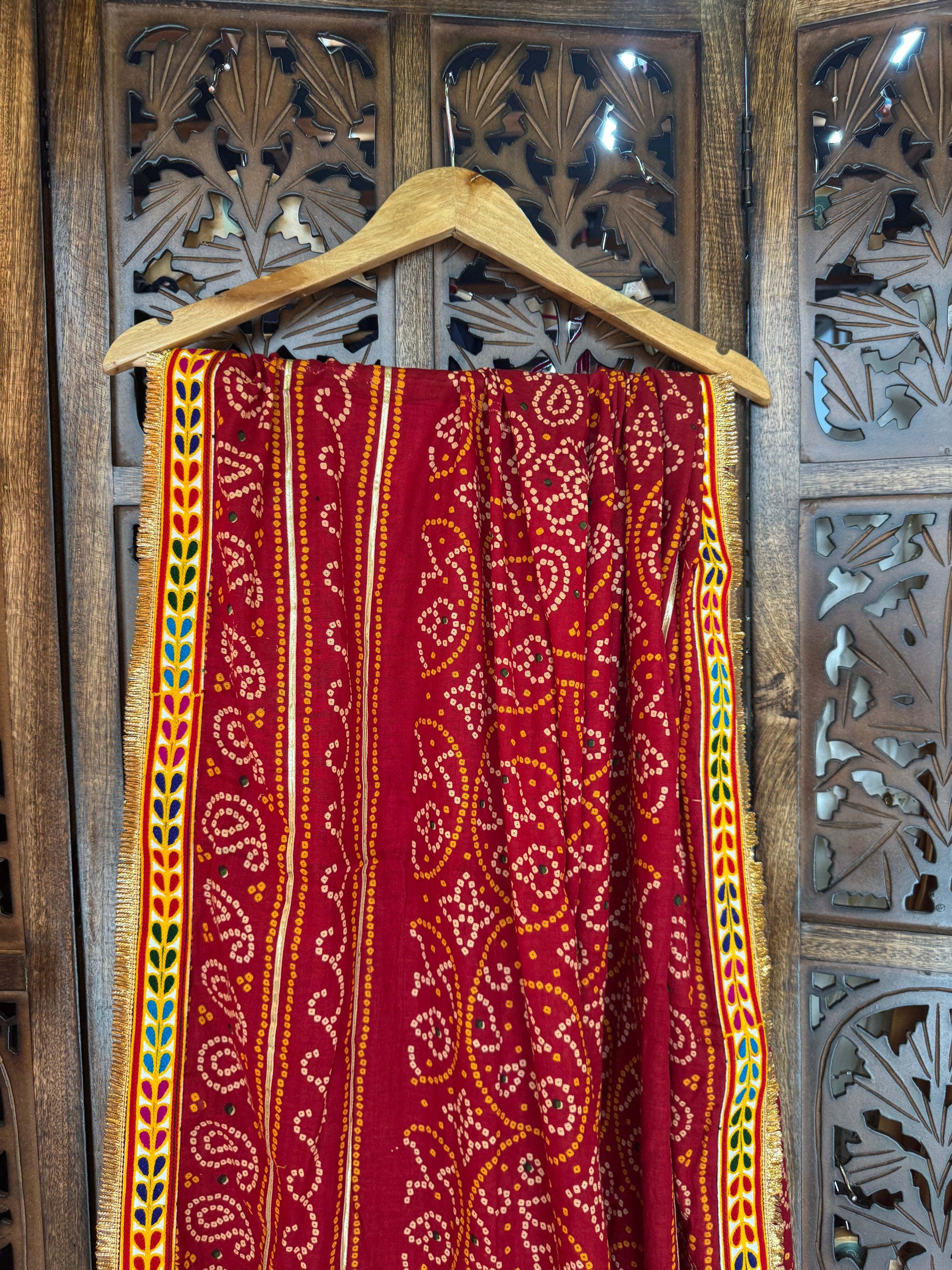 MAROON BANDHANI DUPATTA WITH GAMTHI LACE HANDMADEAHOLIC BY MISHKA