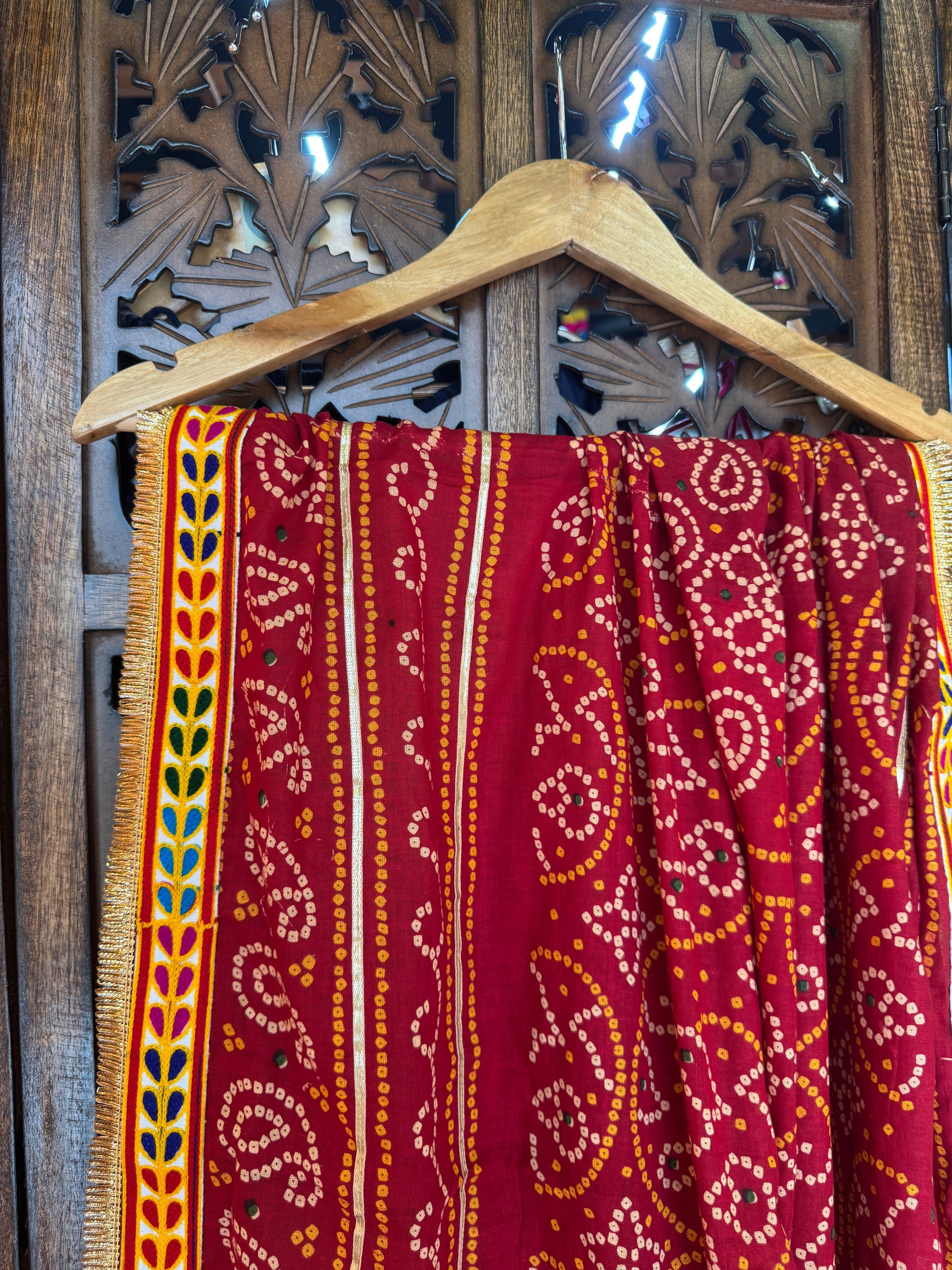 MAROON BANDHANI DUPATTA WITH GAMTHI LACE HANDMADEAHOLIC BY MISHKA