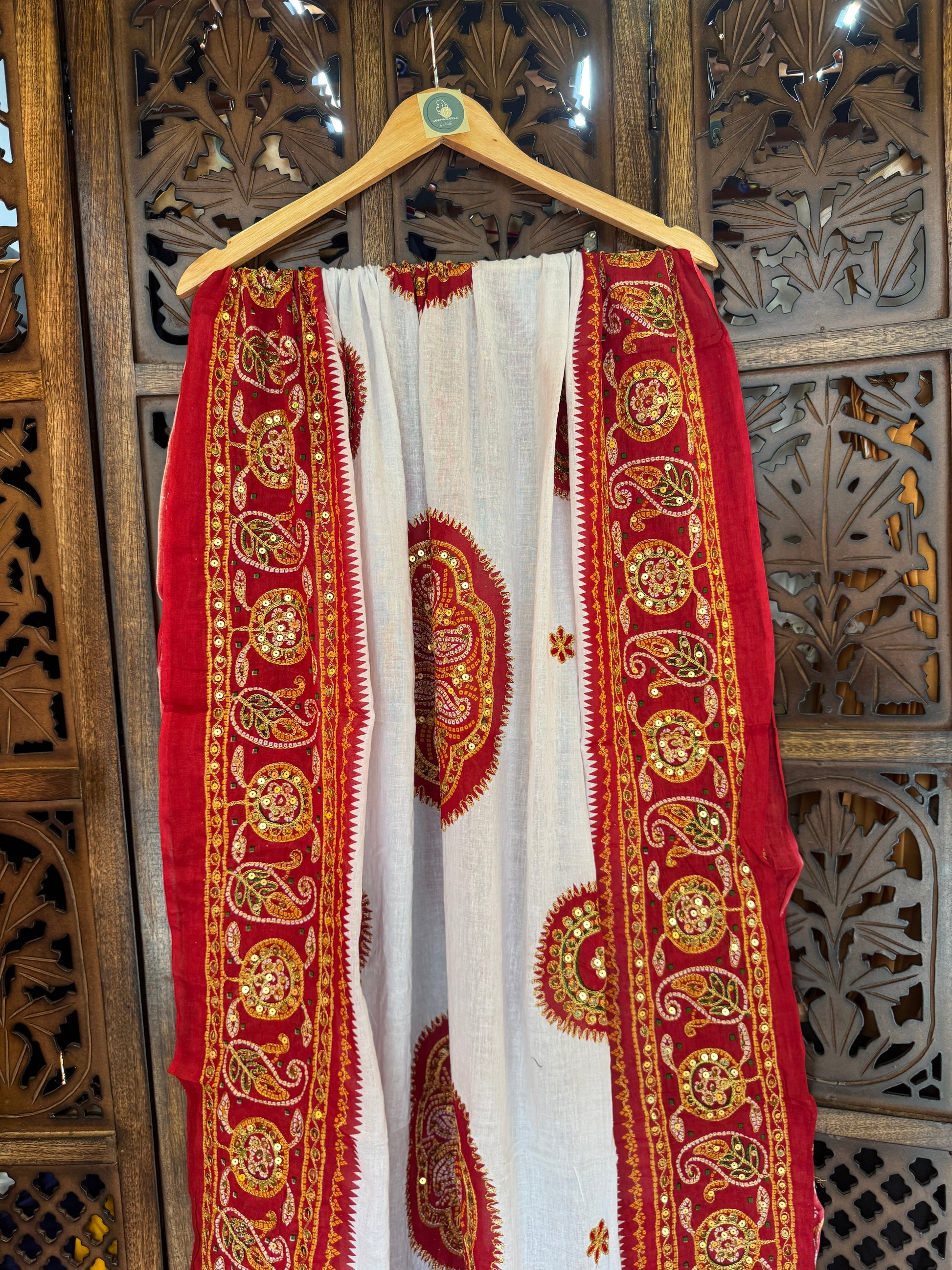 RED AND WHITE VINTAGE DUPATTA HANDMADEAHOLIC BY MISHKA