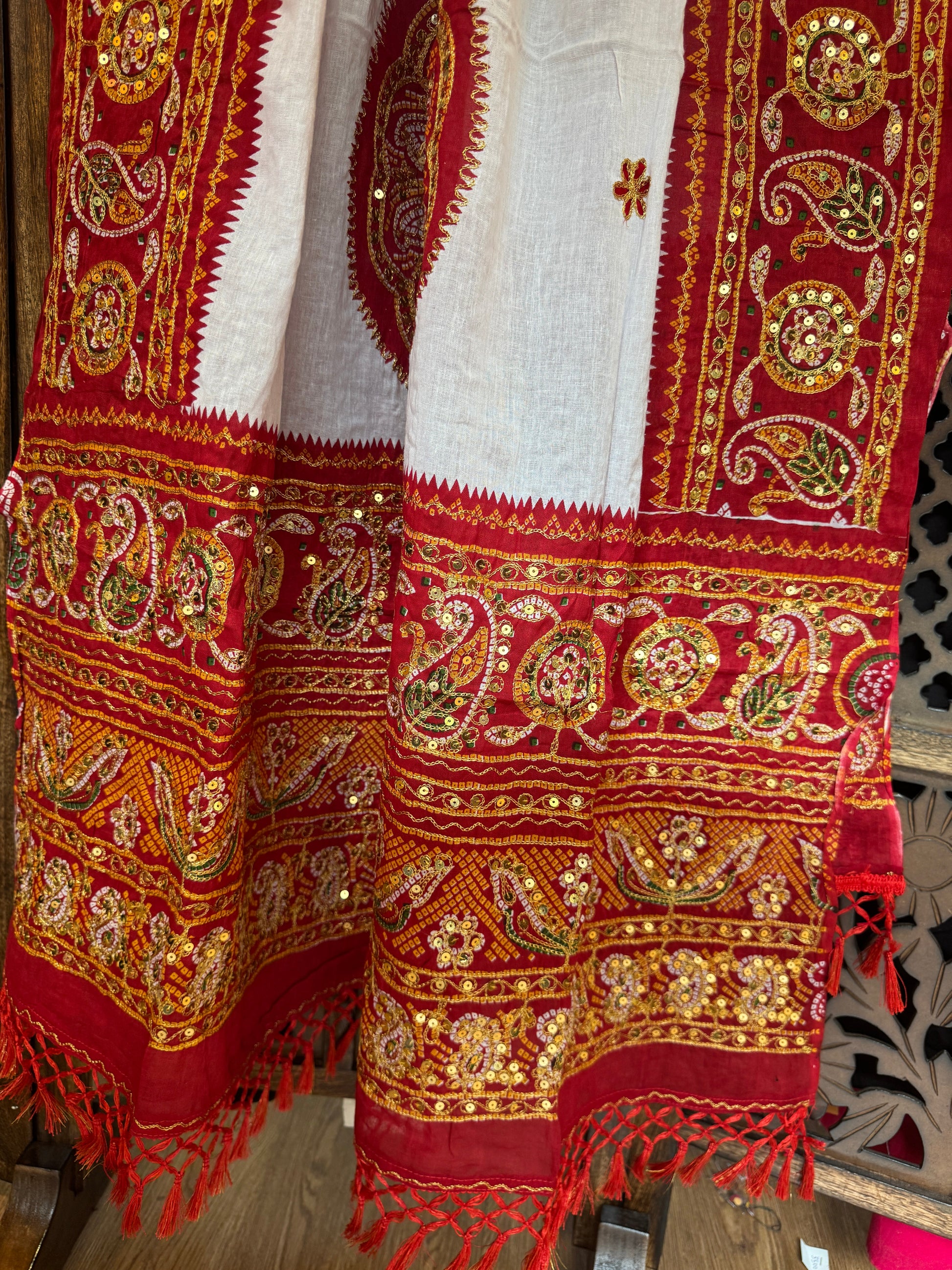 RED AND WHITE VINTAGE DUPATTA HANDMADEAHOLIC BY MISHKA