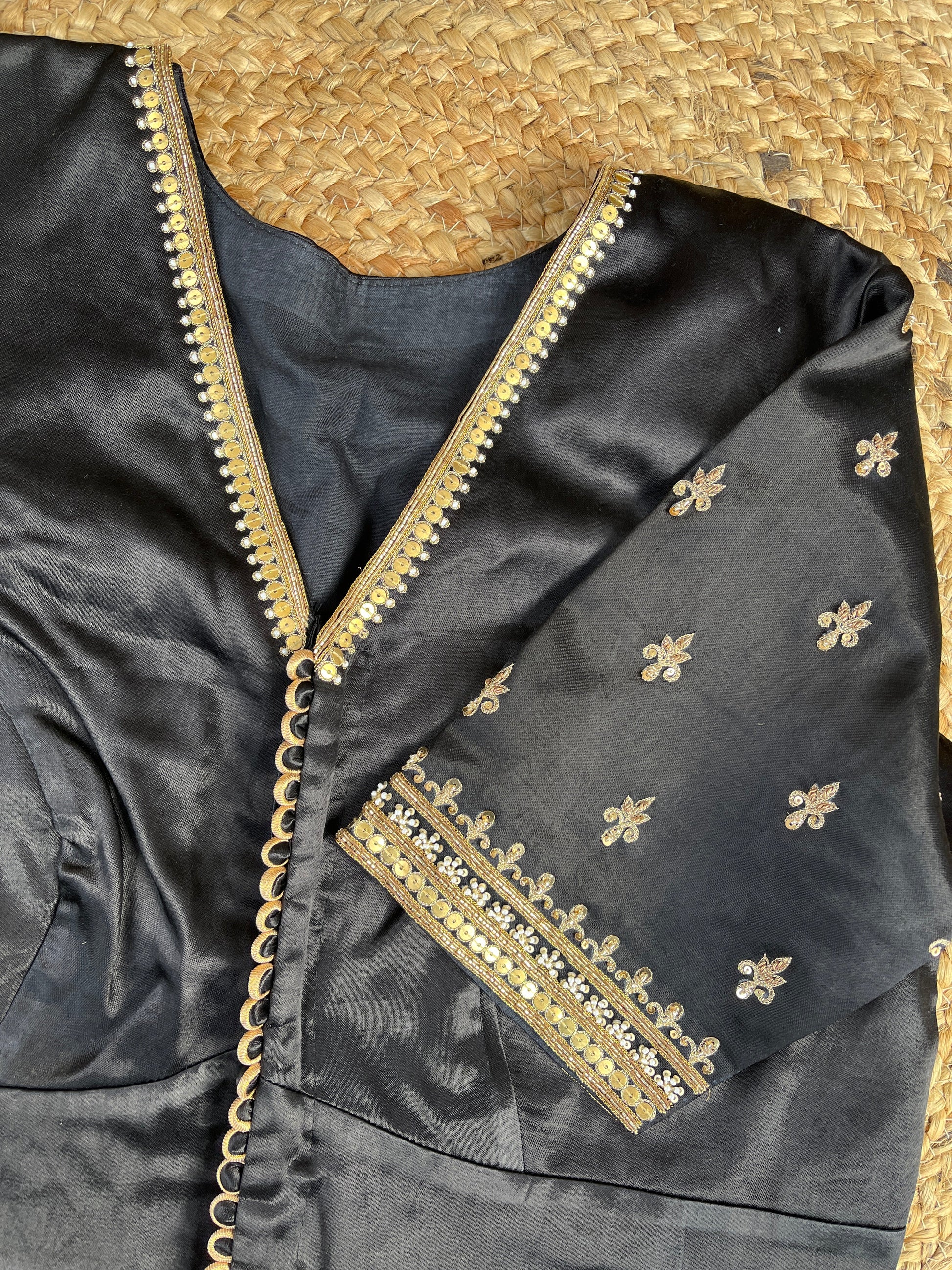 BLACK HANDWORK V-NECK BLOUSE HANDMADEAHOLIC BY MISHKA