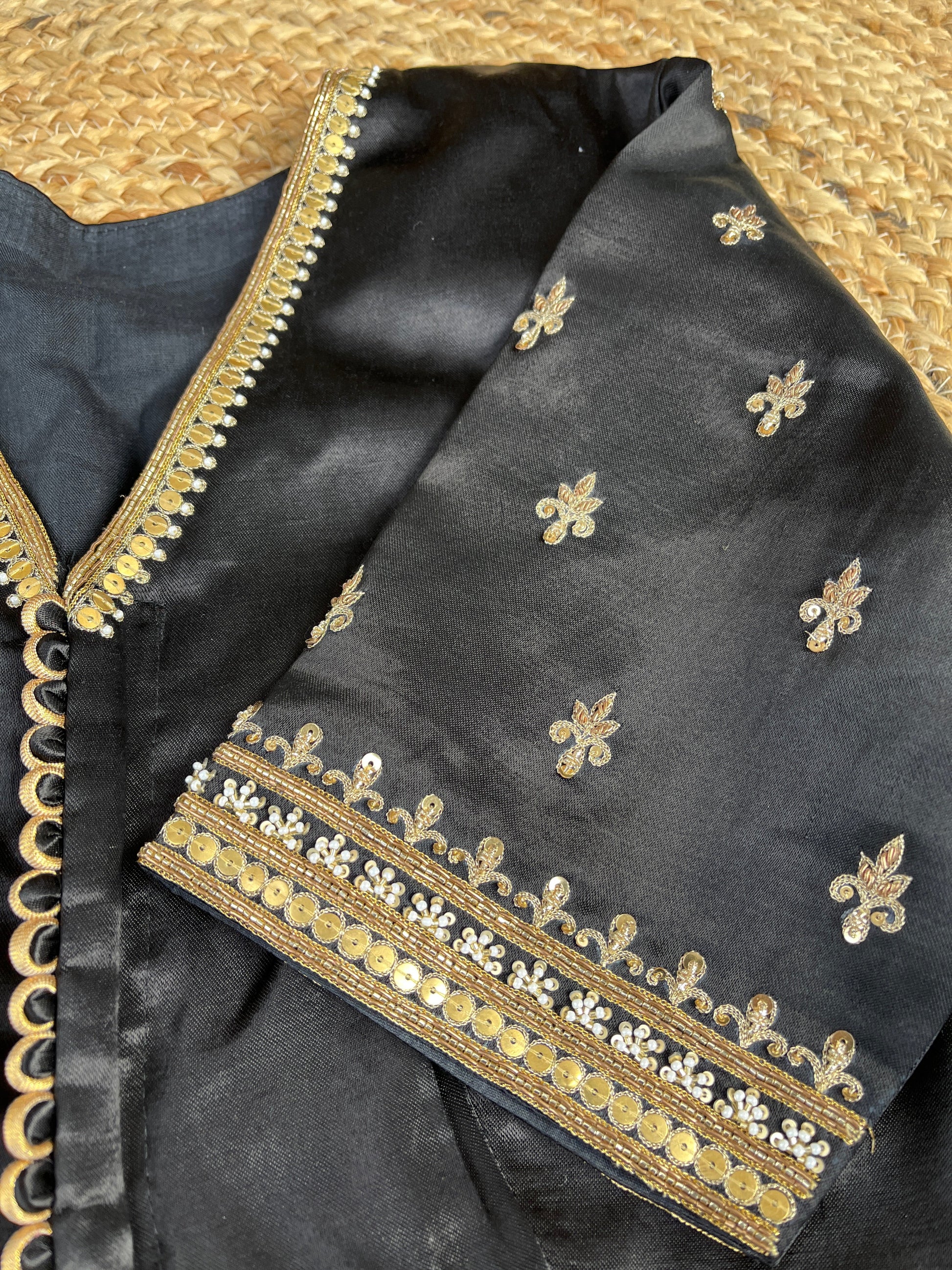 BLACK HANDWORK V-NECK BLOUSE HANDMADEAHOLIC BY MISHKA