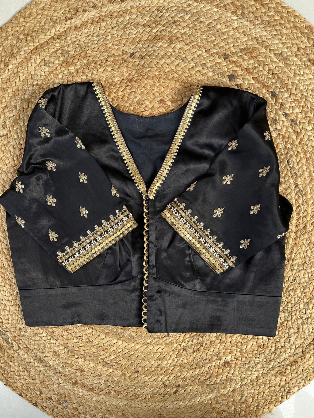 BLACK HANDWORK V-NECK BLOUSE HANDMADEAHOLIC BY MISHKA