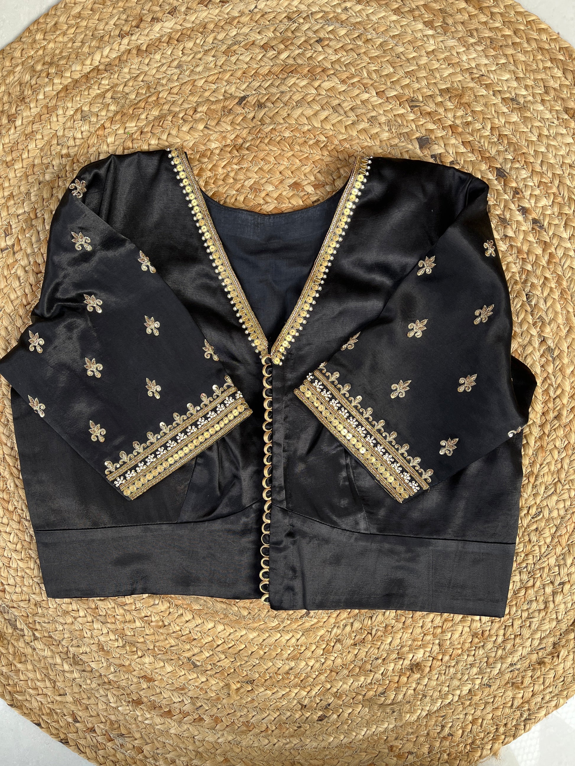 BLACK HANDWORK V-NECK BLOUSE HANDMADEAHOLIC BY MISHKA