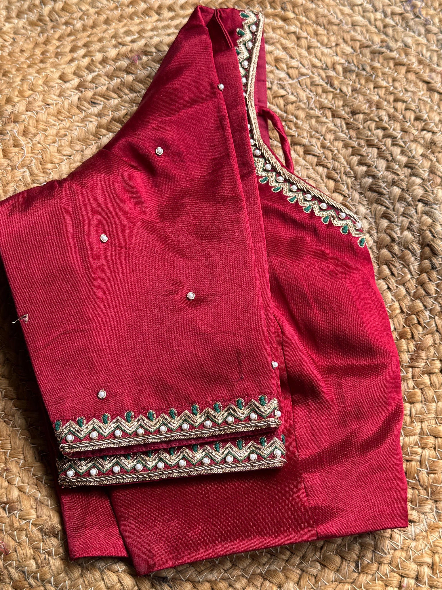 MARRON HANDWORK  ROUND V-NECK BLOUSE